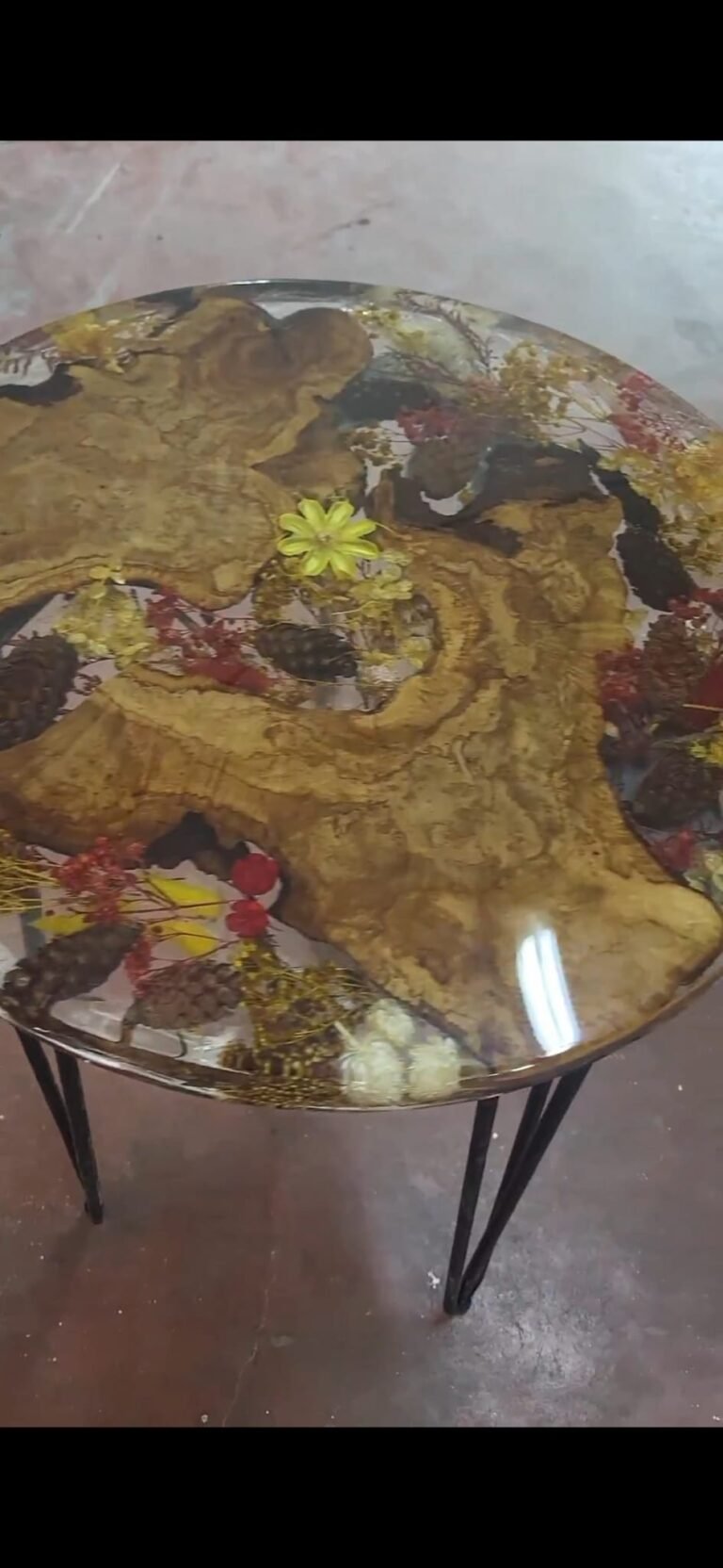 שולחן קפה עם אצטרובלים, עץ זית ופרחים מיובשים