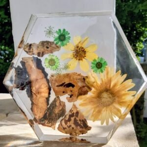 מוצר נוי דקורטיבי עם פרחים מיובשים בצבעים צהוב וירוק וחתיכות עץ זית