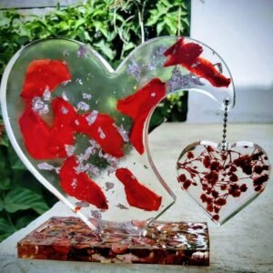 מוצר נוי דקורטיבי עם פרחים בצבע אדום מיובשים ושבבי נייר כסוף