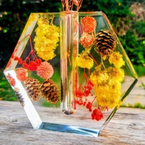 מוצר נוי דקורטיבי עם פרחים יובשים ואצטרובלים