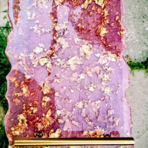 מגש דקורטיבי עם ידיות בצבע זהב בגוון סגול עם שבבי נייר בצבע זהב